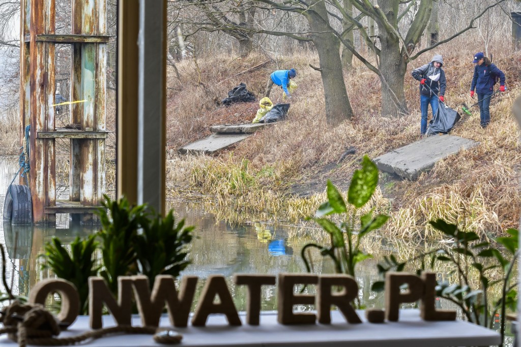 Sprzątanie śmieci na Osobowicach - Fundacja OnWater.pl