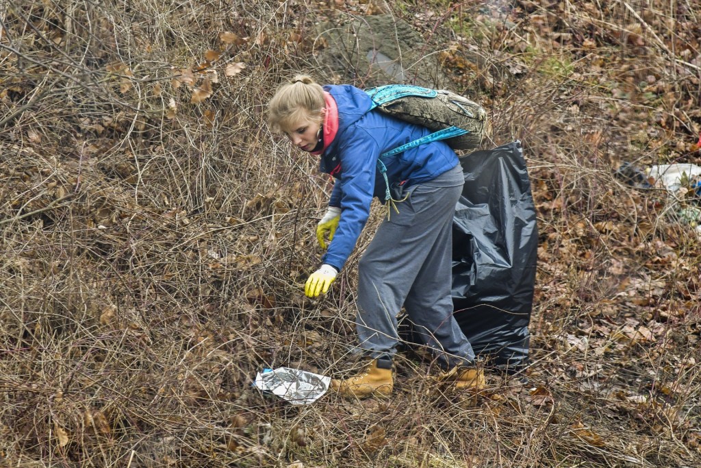 Sprzątanie śmieci na Osobowicach - Fundacja OnWater.pl