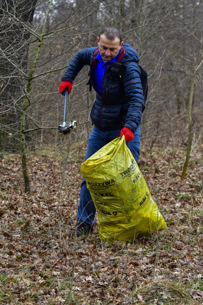 Sprzątanie śmieci na Osobowicach - Fundacja OnWater.pl