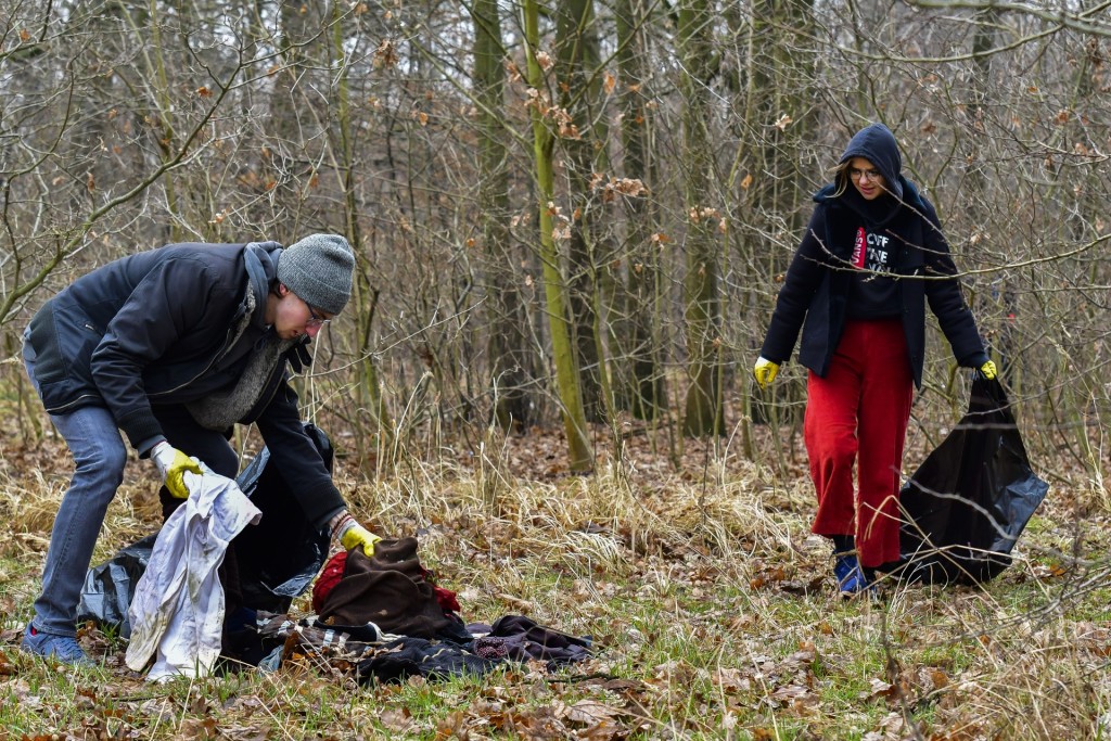 Sprzątanie śmieci na Osobowicach - Fundacja OnWater.pl