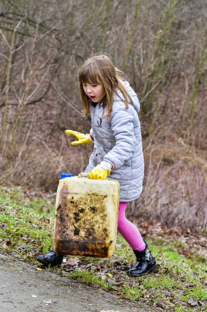 Sprzątanie śmieci na Osobowicach - Fundacja OnWater.pl