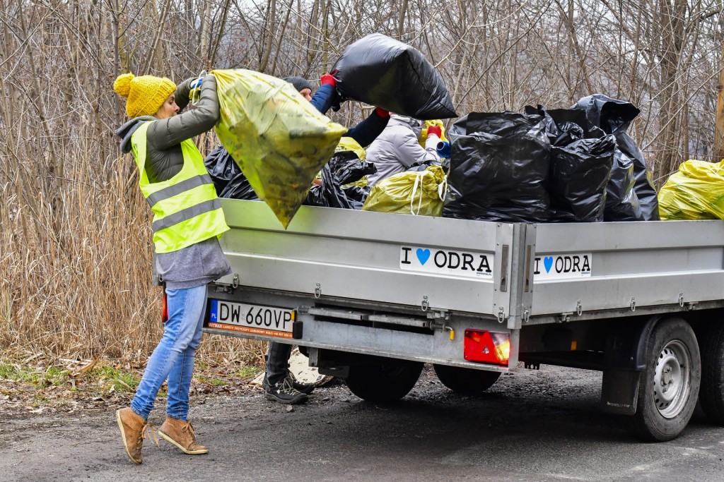 Sprzątanie śmieci na Osobowicach - Fundacja OnWater.pl