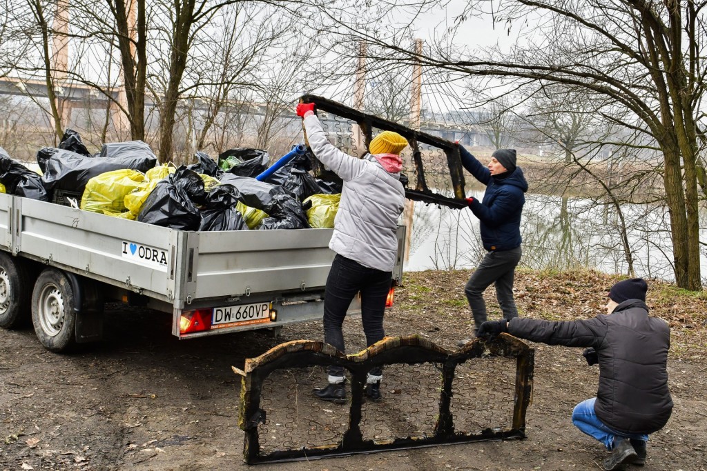 Sprzątanie śmieci na Osobowicach - Fundacja OnWater.pl