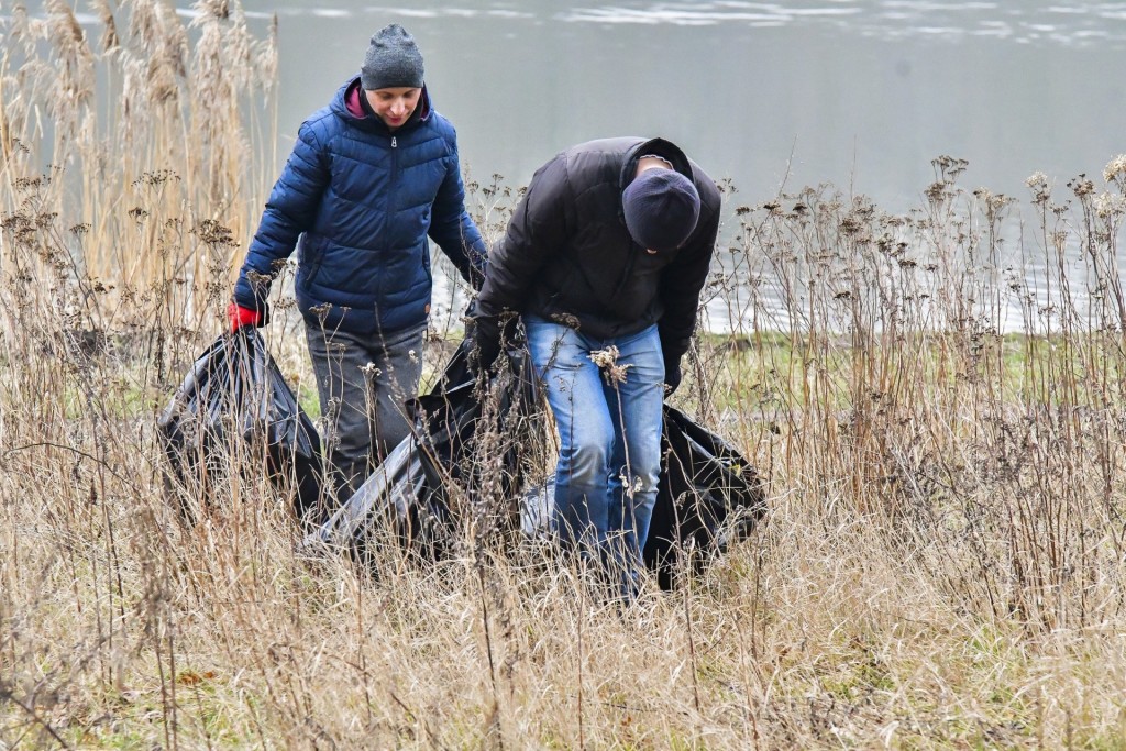 Sprzątanie śmieci na Osobowicach - Fundacja OnWater.pl