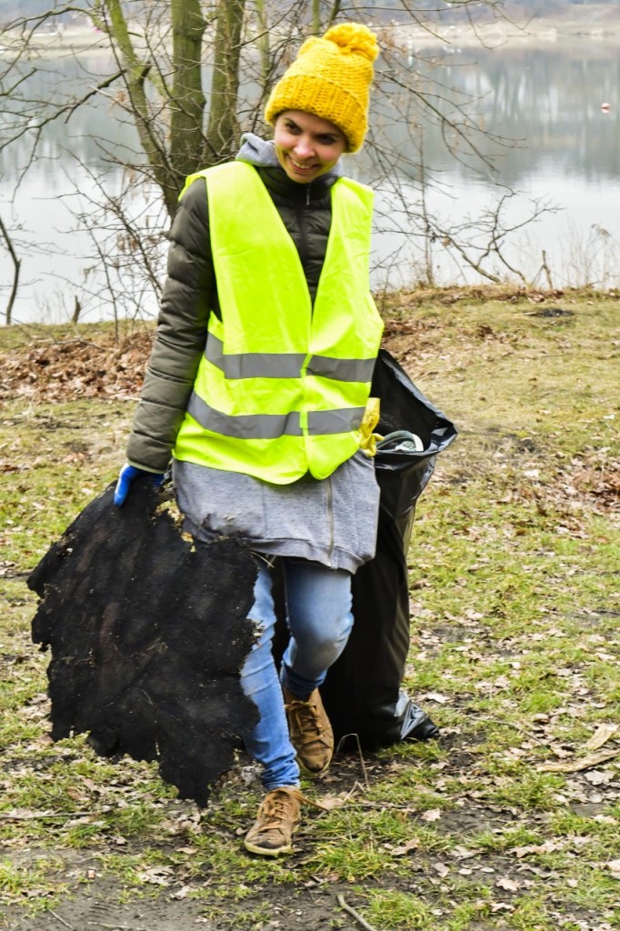 Sprzątanie śmieci na Osobowicach - Fundacja OnWater.pl