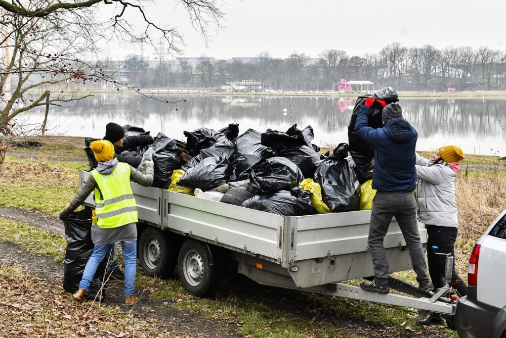 Sprzątanie śmieci na Osobowicach - Fundacja OnWater.pl