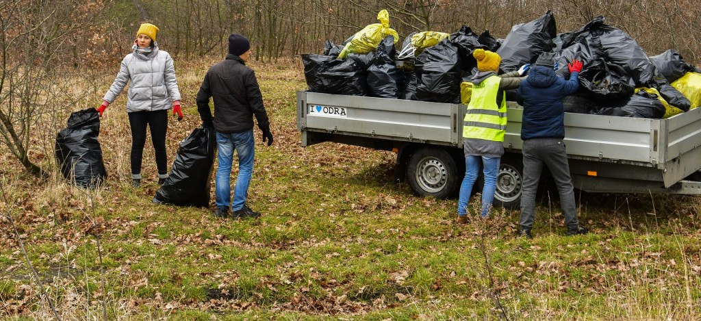 Sprzątanie śmieci na Osobowicach - Fundacja OnWater.pl